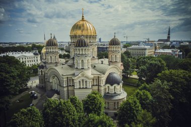 Riga şehir beyaz ve mavi Kilisesi, katedral yaz saati dron