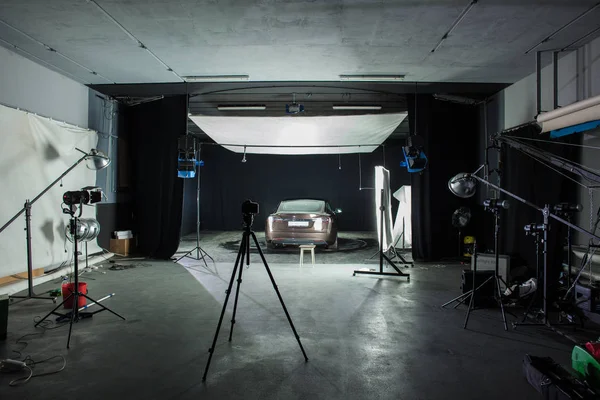Photo Studio shooting with car and lighting — Stock Photo, Image