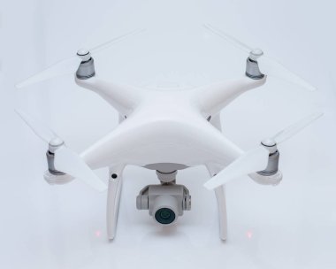 Dron, beyaz stüdyo arka plan silah, quadrocopter fpv sinek kamera rc denetleyicisi