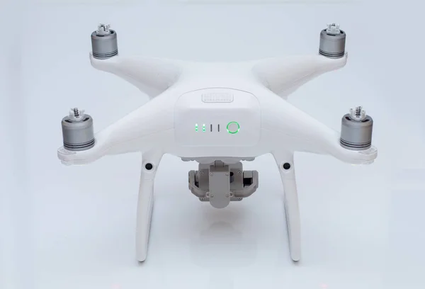 Drone, vita studio bakgrund skytte, quadrocopter fpv flyga kamera rc controller — Stockfoto