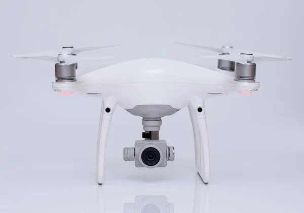 Дрон, білий студійний фон зйомки, квадрокоптер fpv літати камера rc контролер — стокове фото