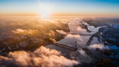 Sis ans Daugava Nehri Riga şehir sonbahar gündoğumu binalar evler yaşayan robot