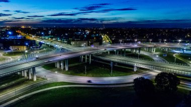 Riga şehir gece zaman köprü sonbahar Drone uçuş