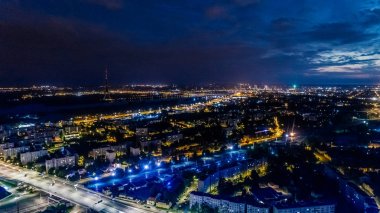 Riga şehir sonbahar gündoğumu binalar yaşayan Drone Daugava Nehri tarihi kent evleri