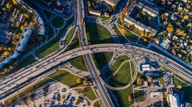 Riga şehir sonbahar Drone uçuş trafics ans arabalar yukarıdaki köprü
