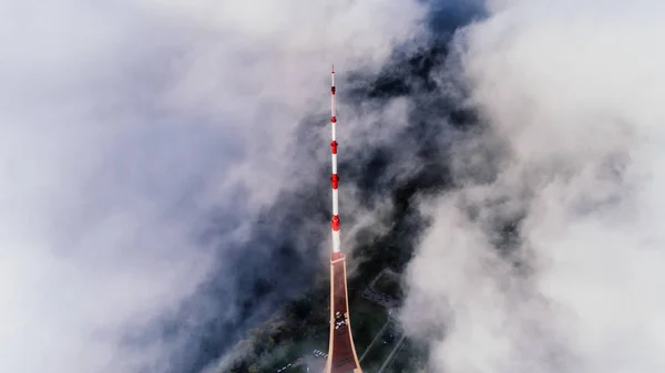 Riga-stad Tv toren herfst Drone vlucht hierboven en zonsopgang — Stockfoto