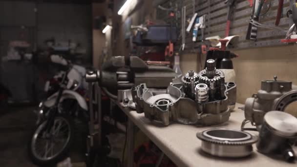 Motor şanzıman onarım kaydırıcısını hareket ettirerek masada — Stok video