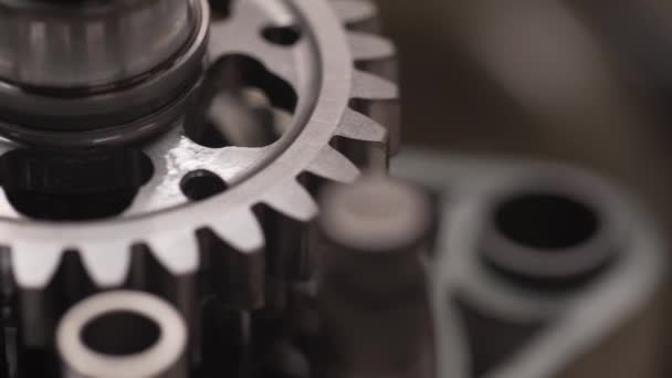 Motor şanzıman onarım kaydırıcısını hareket ettirerek masada — Stok video