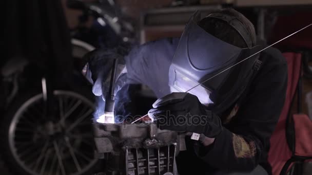 Soldadura del aluminio en moto garaje repetición — Vídeos de Stock