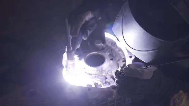 Svetsning av aluminium i motorcykel garage repear — Stockvideo