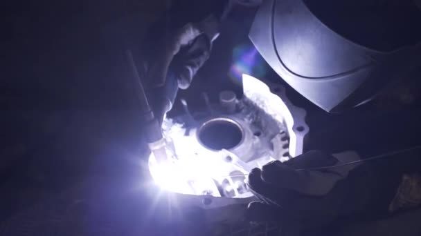 Schweißen des Aluminiums in Motorradgaragen — Stockvideo