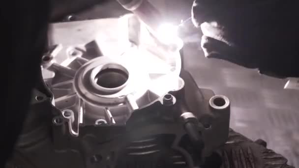 Svetsning av aluminium i motorcykel garage repear — Stockvideo