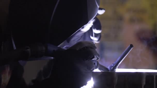 Сварка алюминия в мотоциклетном гараже — стоковое видео