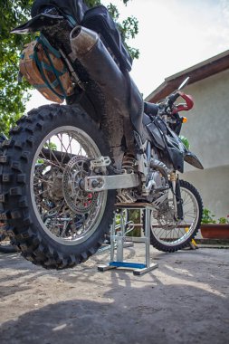 Enduro dirt bike yüksek prepearing dağlarında seyahat için
