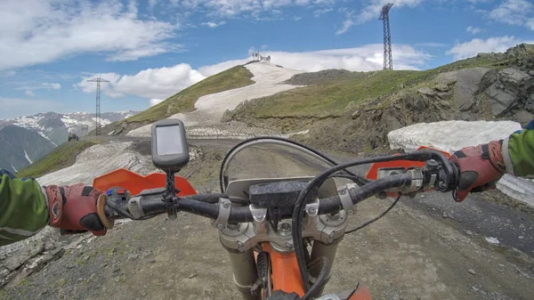 Enduro-Reise mit dem Dirt-Bike hoch in den Bergen — Stockfoto