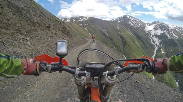 Enduro-Reise mit dem Dirt-Bike hoch in den Bergen — Stockfoto