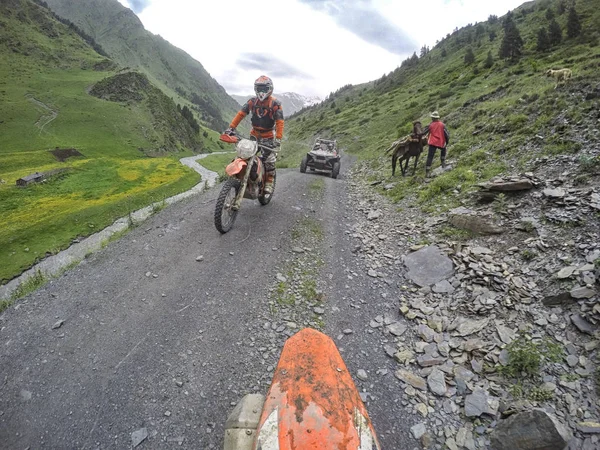 Enduro-Reise mit dem Dirt-Bike hoch in den Bergen — Stockfoto