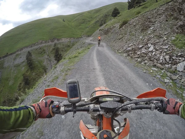 Enduro-Reise mit dem Dirt-Bike hoch in den Bergen — Stockfoto