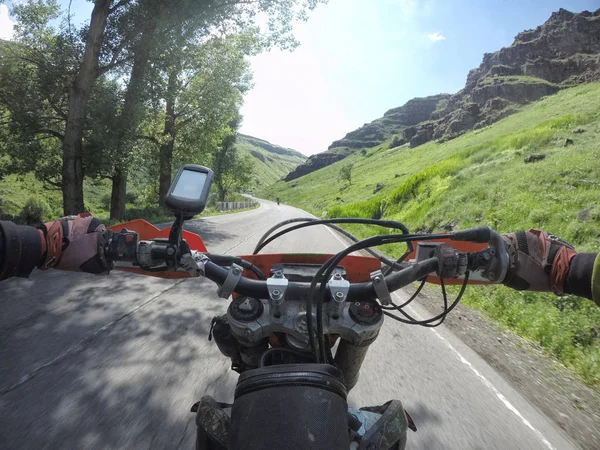 Viaje de enduro con bici de tierra alta en las montañas — Foto de Stock