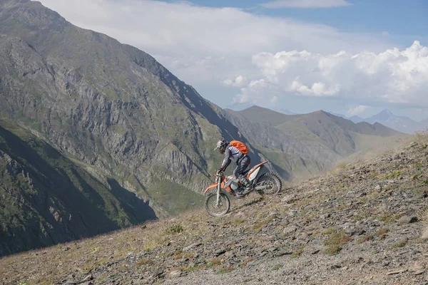 Enduro-Reise mit dem Dirt-Bike hoch in den Bergen — Stockfoto