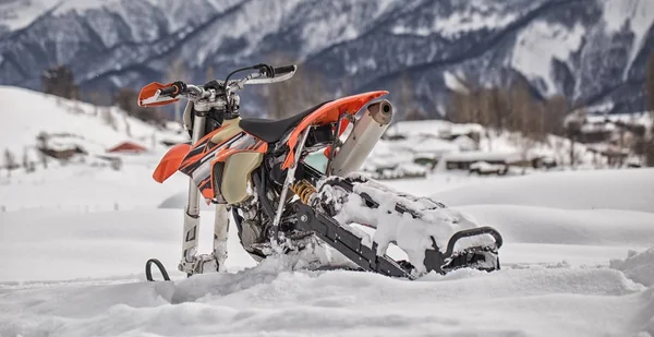 Enduro Snowbike Snowmobile viagem com bicicleta de sujeira no alto das montanhas — Fotografia de Stock