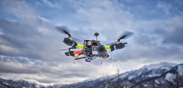 Drone flygning vintertid i Georgia bergen — Stockfoto