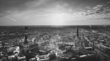 Riga Şehir Köprüsü ve eski şehir sonbahar Drone uçuş trafics ve araçların yukarıdaki