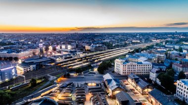 Riga şehir gece zaman köprü sonbahar Drone uçuş