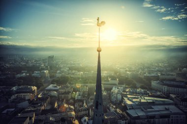 Riga şehir beyaz ve mavi Kilisesi, katedral yaz saati dron