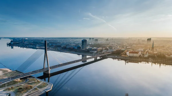 Ponte da cidade de Riga E Cidade Velha Autumn Drone trafics de voo e carros acima — Fotografia de Stock