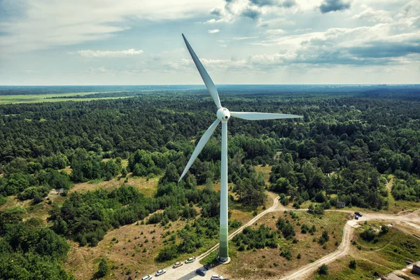 Elektriska vind generator station nära blå havet i Liepaja — Stockfoto