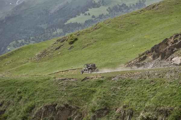 Buggy Berge fahren auf der Straße extrem — Stockfoto