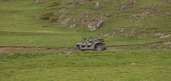 Buggy montagne guida sulla strada estrema — Foto Stock