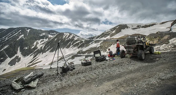 Buggy Mountains fahren auf der Straße mit Schnee extrem — Stockfoto