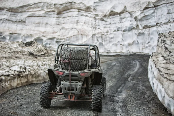 Buggy montagne di guida su strada con neve estrema — Foto Stock