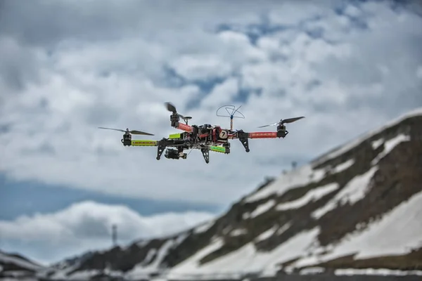 Drone i snö berg kol quadrocopter — Stockfoto