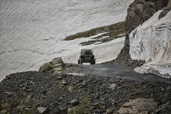 Buggy Mountains fahren auf der Straße mit Schnee extrem — Stockfoto