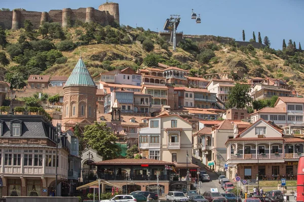 Tbilisi ciudad techos y montañas — Foto de Stock