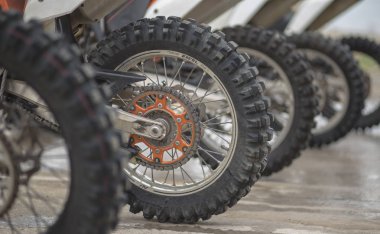 Enduro yolculuk ile kir Bisiklet yüksek dağlarda