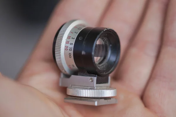Mini lente de câmera macro profissional na mão — Fotografia de Stock