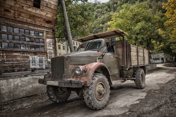 Russische oldtimers vrachtwagen in het dorp van bergen — Stockfoto