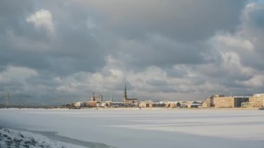 Riga aşağı şehirde Kış saati, Daugava Nehri, kar