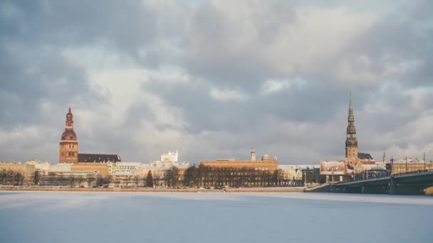 Ρίγα: Down Town στο ποταμό Daugava, χειμώνα, χιόνι — Αρχείο Βίντεο