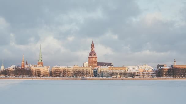 Riga unten Stadt im Winter, Daugava Fluss, Schnee — Stockvideo