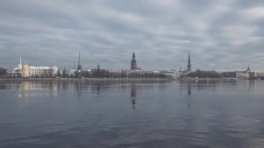 Riga aşağı şehir şehir Daugava Nehri hypperlapse, kış hızlandırılmış