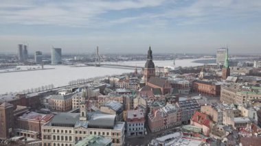 Riga Dome aşağı şehir Katedrali timelapse, kış hızlandırılmış
