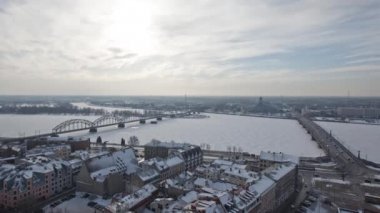 Riga aşağı şehrin katedral kubbe Daugava Nehri ve köprüler timelapse, kış hızlandırılmış