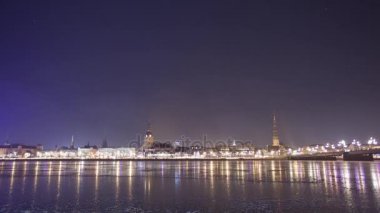 Gece Riga şehir kış timelapse, ışıklar, köprü, Daugava Nehri