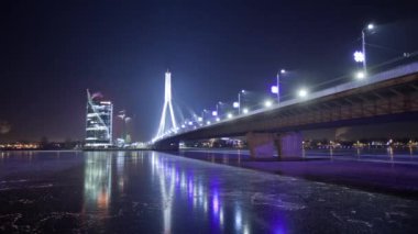 Gece Riga şehir kış timelapse, ışıklar, köprü, Daugava Nehri