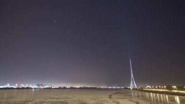 Gece Riga şehir kış timelapse, ışıklar, köprü, Daugava Nehri
